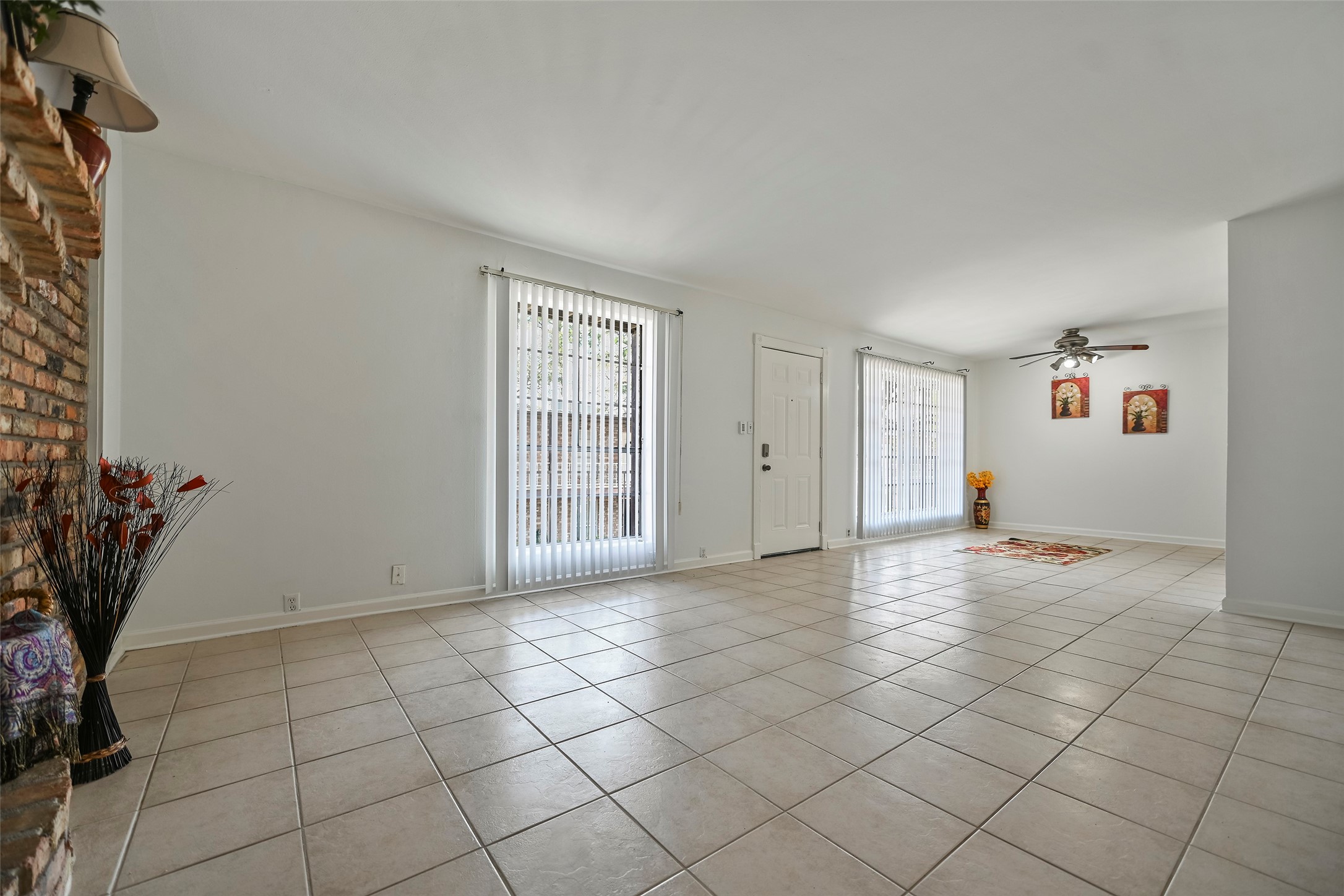 7510 Shadyvilla Lane, Unit 23 Houston, TX 77055 - Photo 11 of 23 a view of an empty room with a window