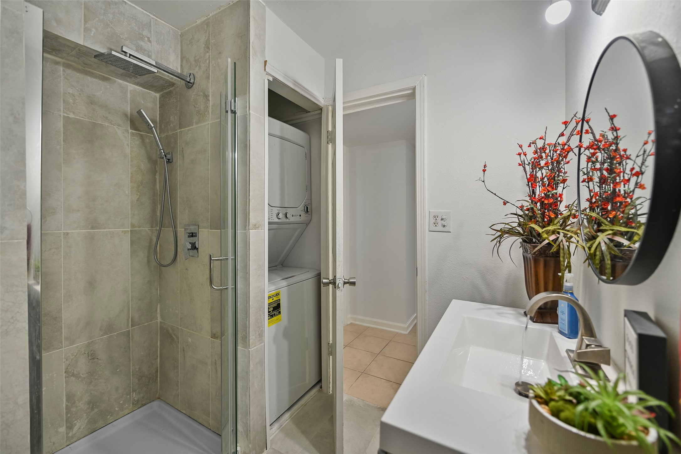 7510 Shadyvilla Lane, Unit 23 Houston, TX 77055 - Photo 17 of 23 a view of a bathroom
