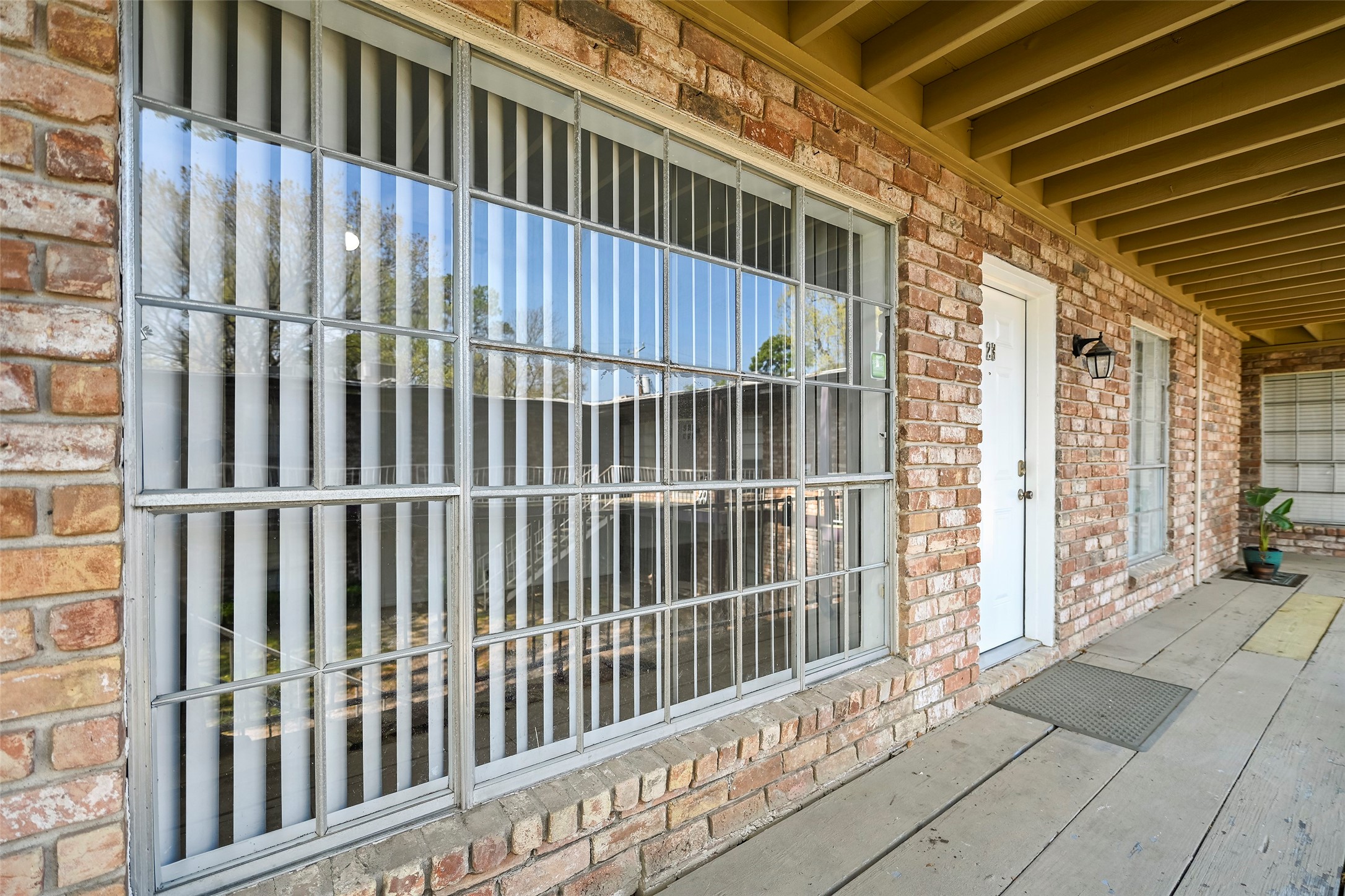 7510 Shadyvilla Lane, Unit 23 Houston, TX 77055 - Photo 4 of 23 a view of a balcony