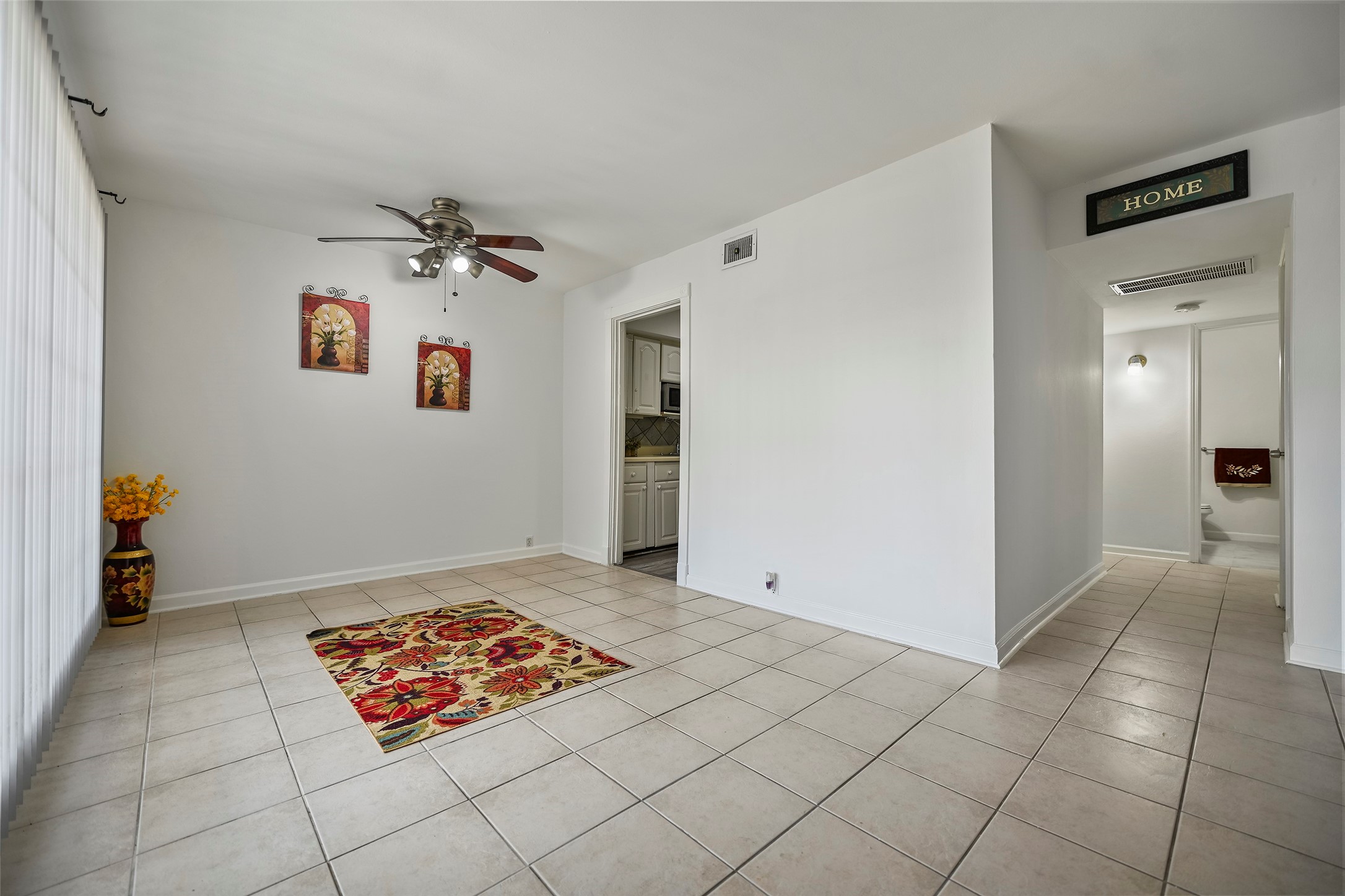 7510 Shadyvilla Lane, Unit 23 Houston, TX 77055 - Photo 6 of 23 a view of an empty room and window