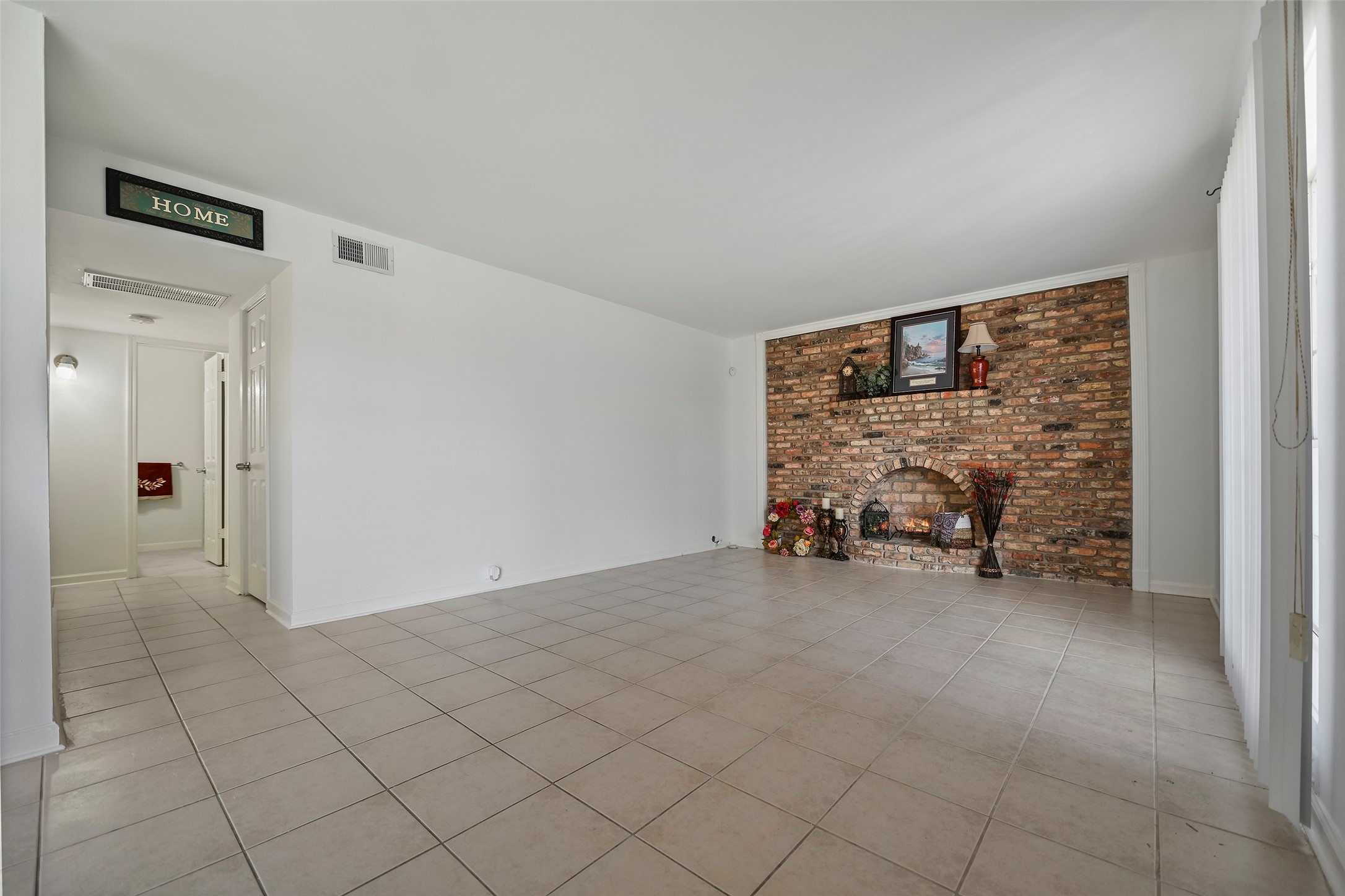 7510 Shadyvilla Lane, Unit 23 Houston, TX 77055 - Photo 10 of 23 a view of an empty room and workspace