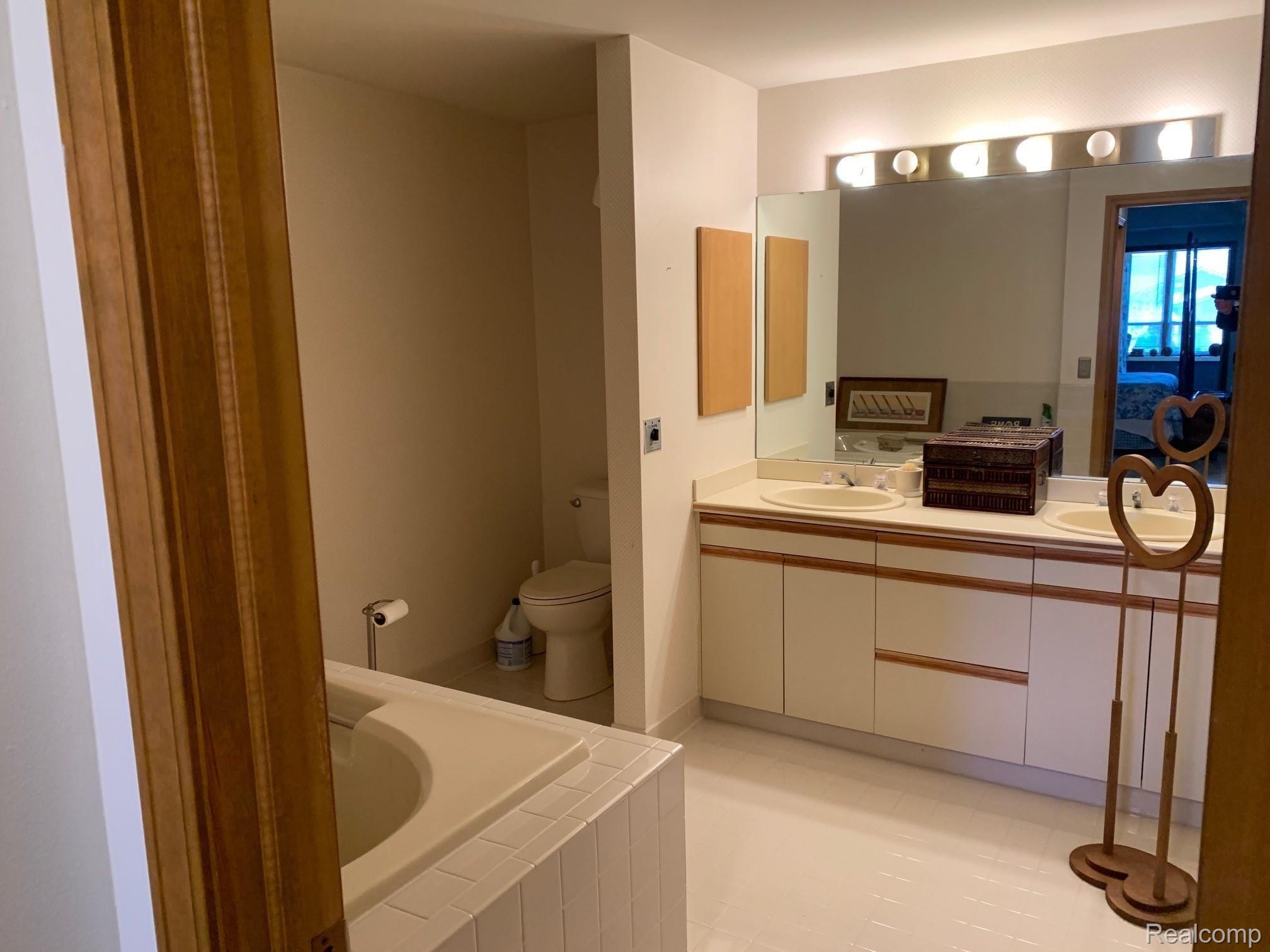 969 GreenView Court, Unit 39 Rochester, MI 48307 - Photo 15 of 29 IMG_8471.JPG
