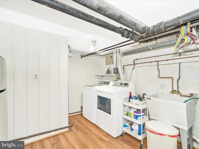 a picture of a wall with white and white walls