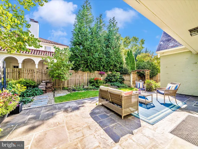 a picture of a black and white wall