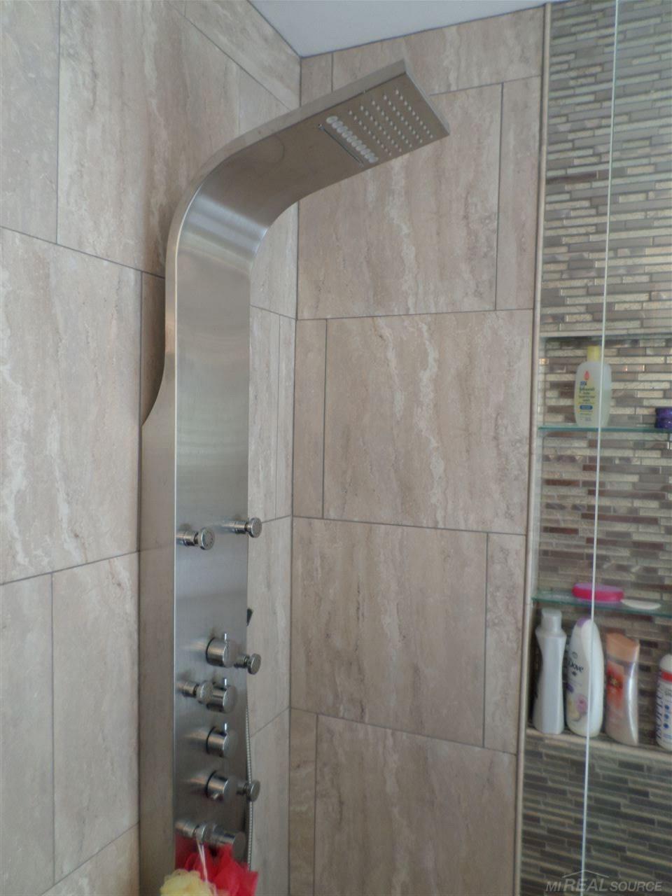 5151 Ridge Lane Warren, MI 48092 - Photo 33 of 43 31379044-32.JPG
