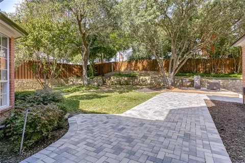 a view of yard with tree