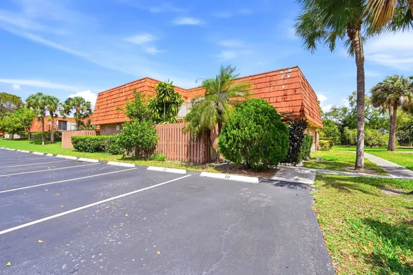 $2,800 | 8337 North Coral Circle, North Lauderdale, FL 33068