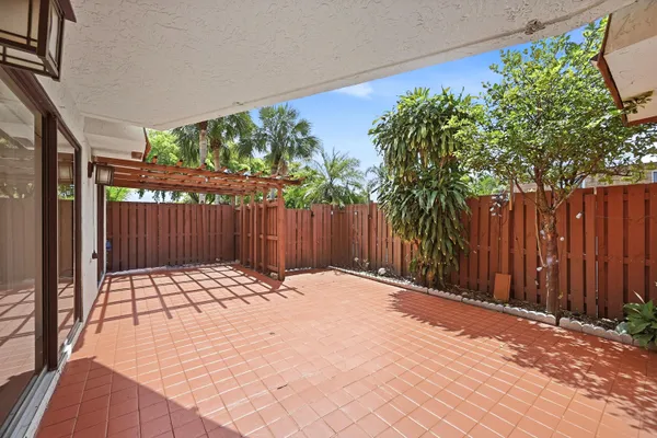 $2,800 | 8337 North Coral Circle, North Lauderdale, FL 33068