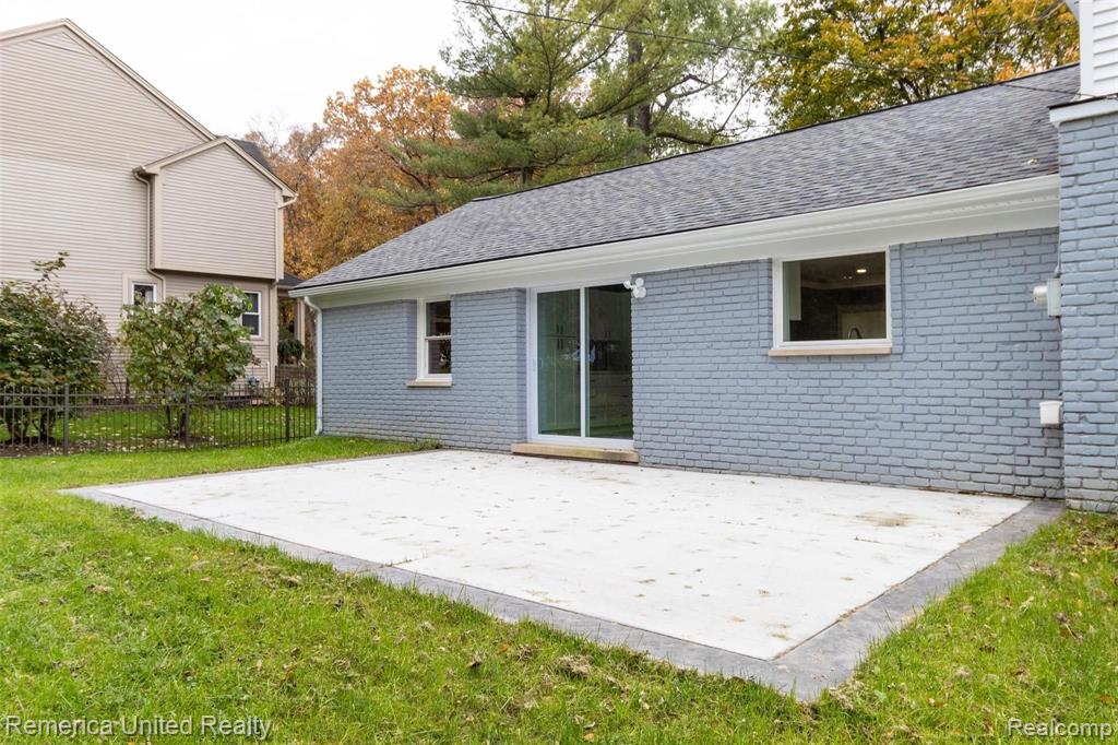5585 Halsted Road West Bloomfield, MI 48322 - Photo 35 of 37