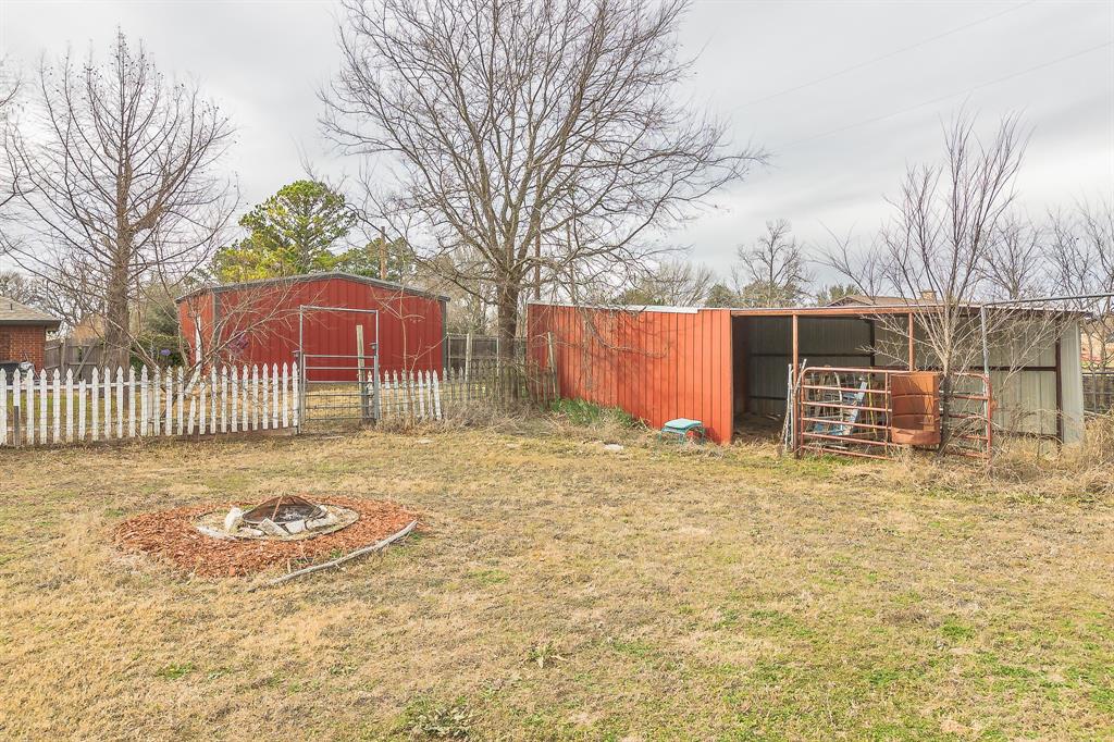 102 Perdue Circle Weatherford, TX 76085 - Photo 29 of 39 a backyard of a house with wooden fence