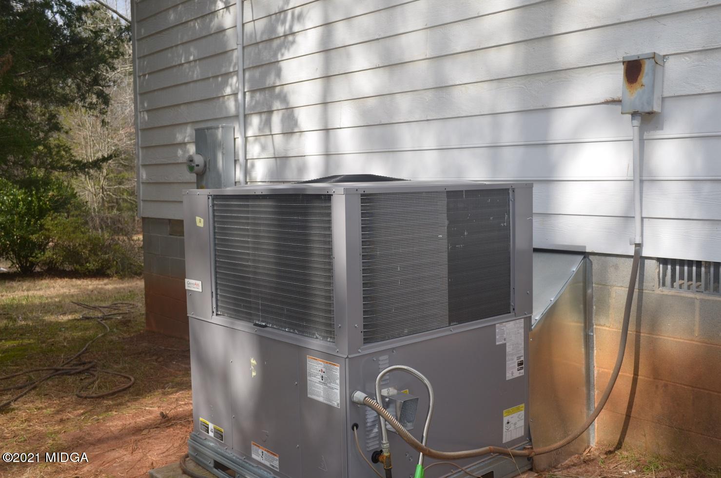 304 Dub Walker Road Jackson, GA 30233 - Photo 22 of 23 a close view of shower