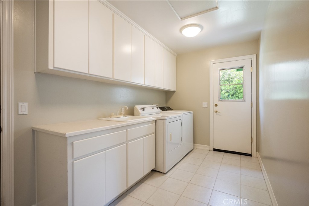 1425 Surrey Heights Fallbrook, CA 92028 - Photo 24 of 36 Laundry Room