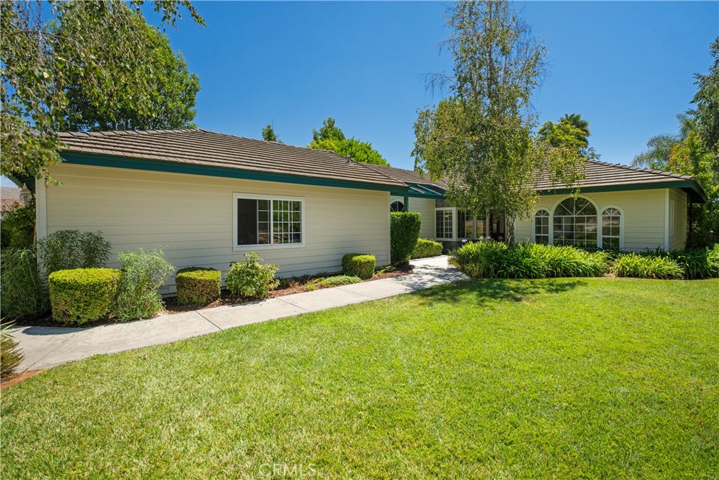1425 Surrey Heights Fallbrook, CA 92028 - Photo 28 of 36 Front yard