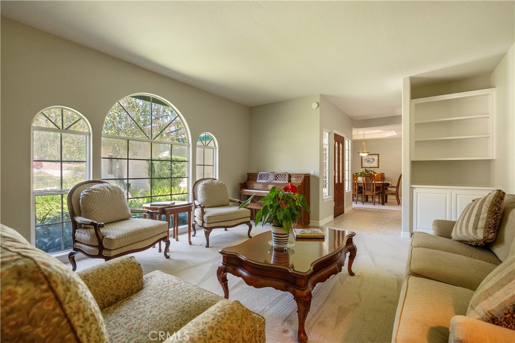 1425 Surrey Heights Fallbrook, CA 92028 - Photo 8 of 36 Living Room