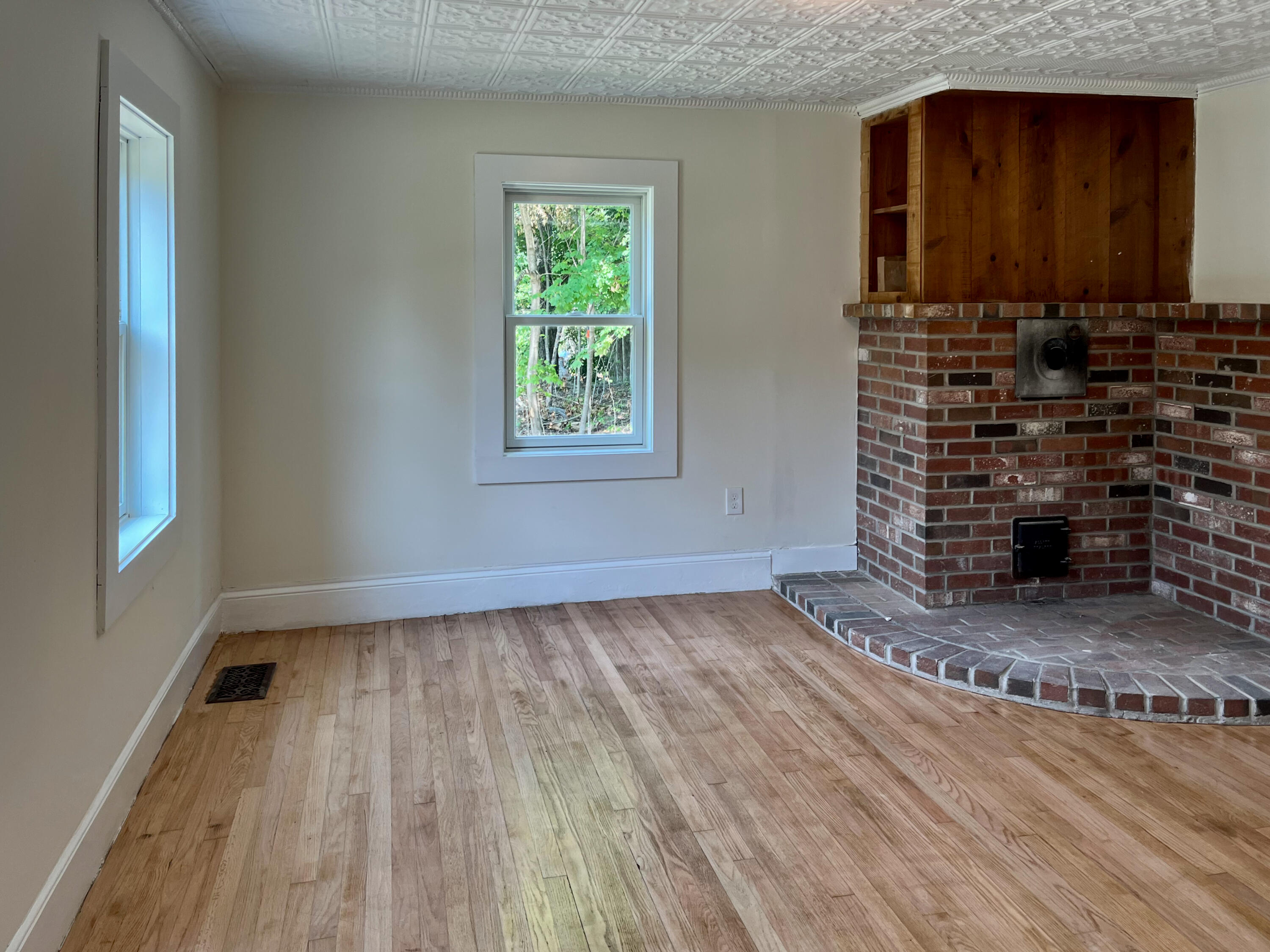 49 Manson Road Kittery, ME 03904 - Photo 13 of 30 Living Room