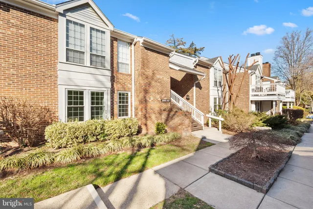 $475,000 | 2600 South Arlington Mill Drive, Unit 1, Arlington, VA 22206