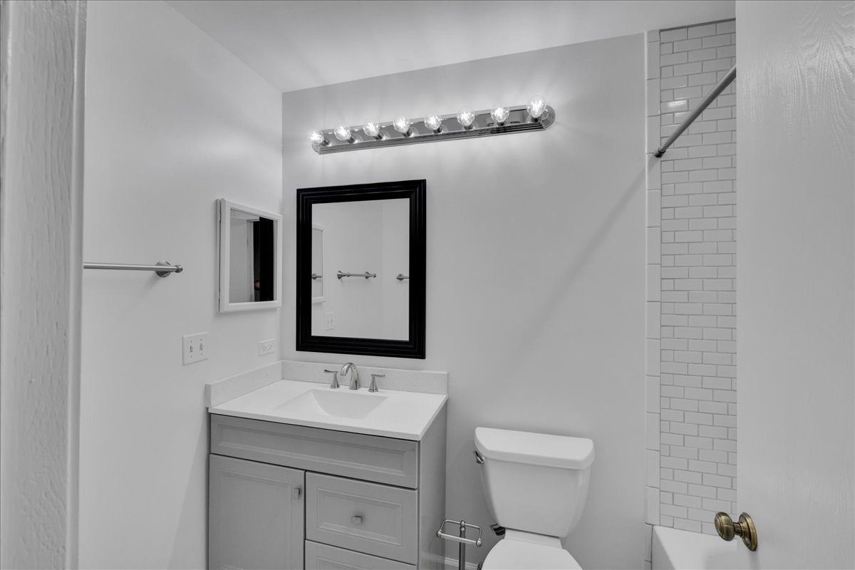 1049 Oswego Road Naperville, IL 60540 - Photo 15 of 27
