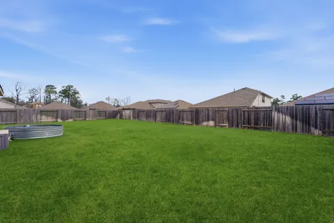 a view of an house with backyard and a garden