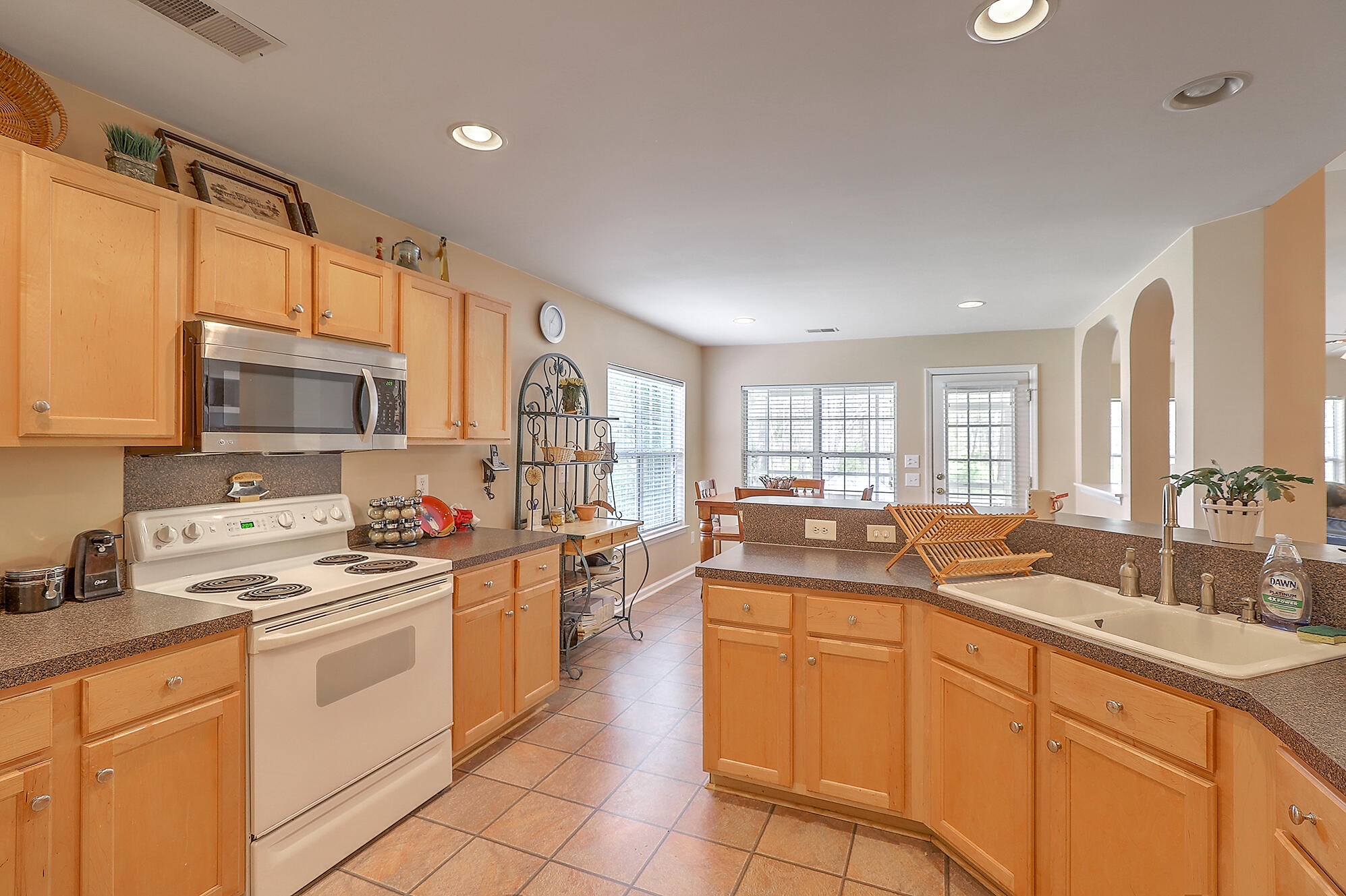 607 Pointe Of Oaks Road Summerville, SC 29485 - Photo 14 of 38 IMG_4920_1_2_3_4_5_6