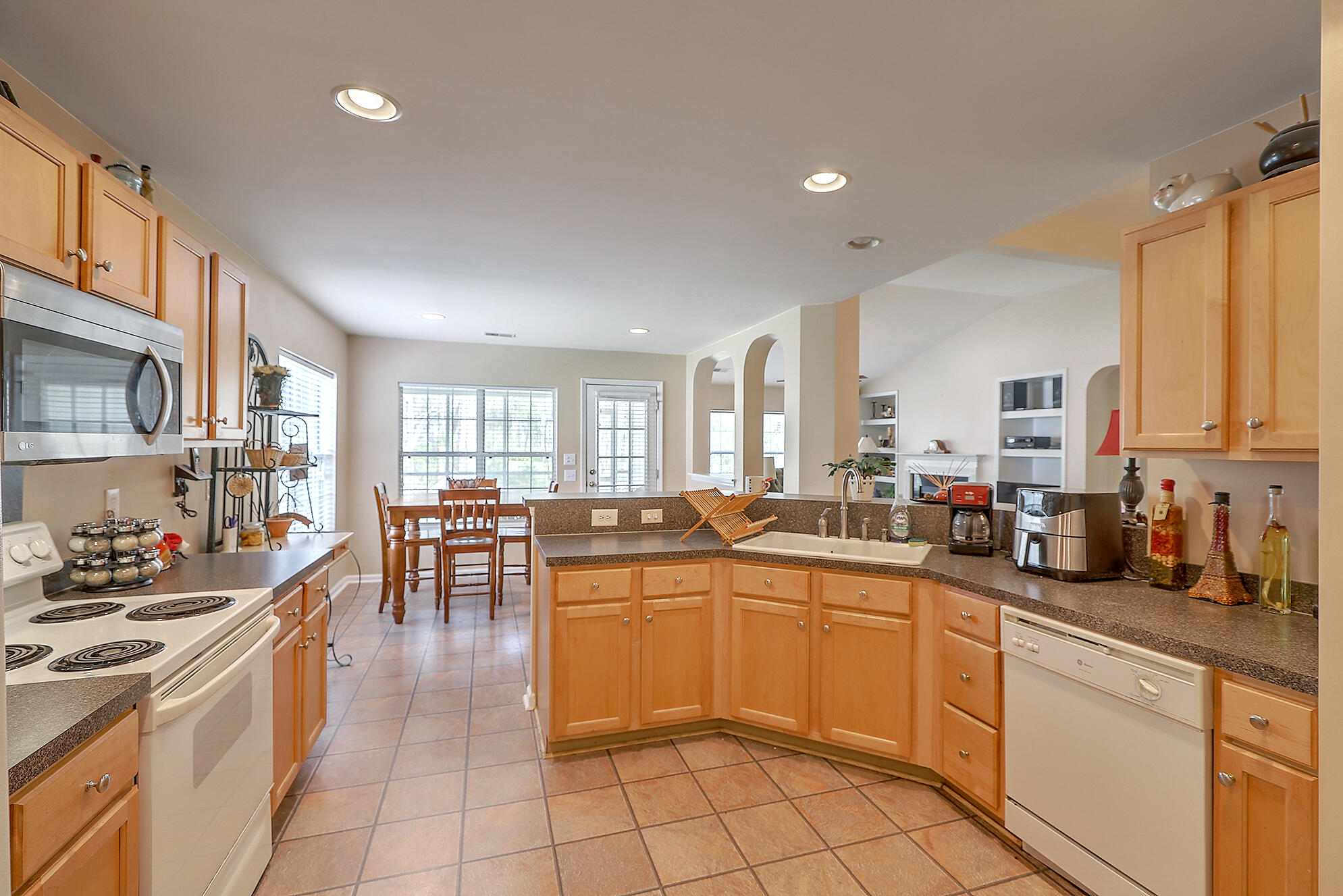 607 Pointe Of Oaks Road Summerville, SC 29485 - Photo 15 of 38 IMG_4927_28_29_30_31_32_33