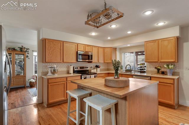 749 Capeglen Road Colorado Springs, CO 80906 - Photo 9 of 48