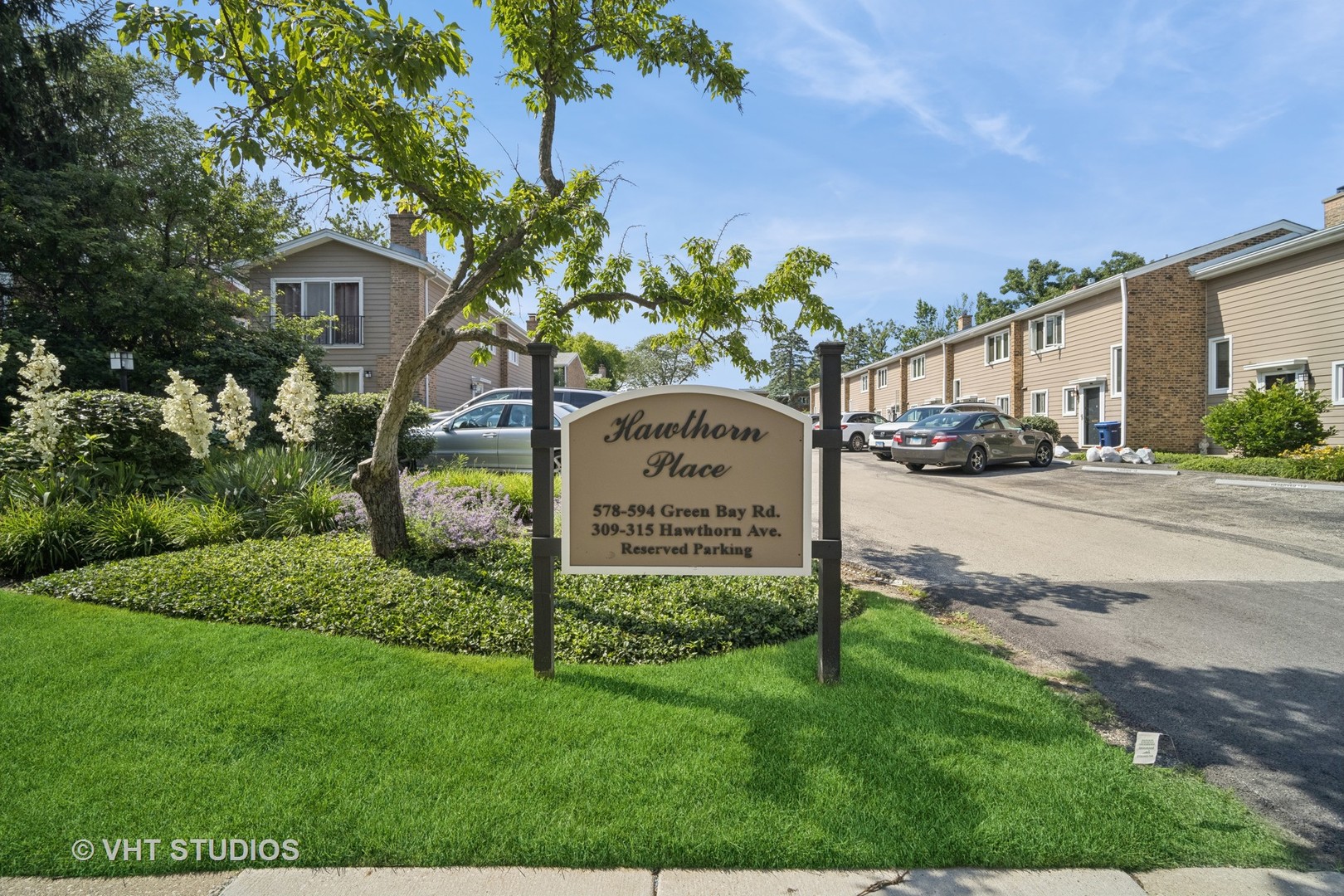 313 Hawthorn Avenue, Unit F Glencoe, IL 60022 - Photo 2 of 27 a sign on the side of the road