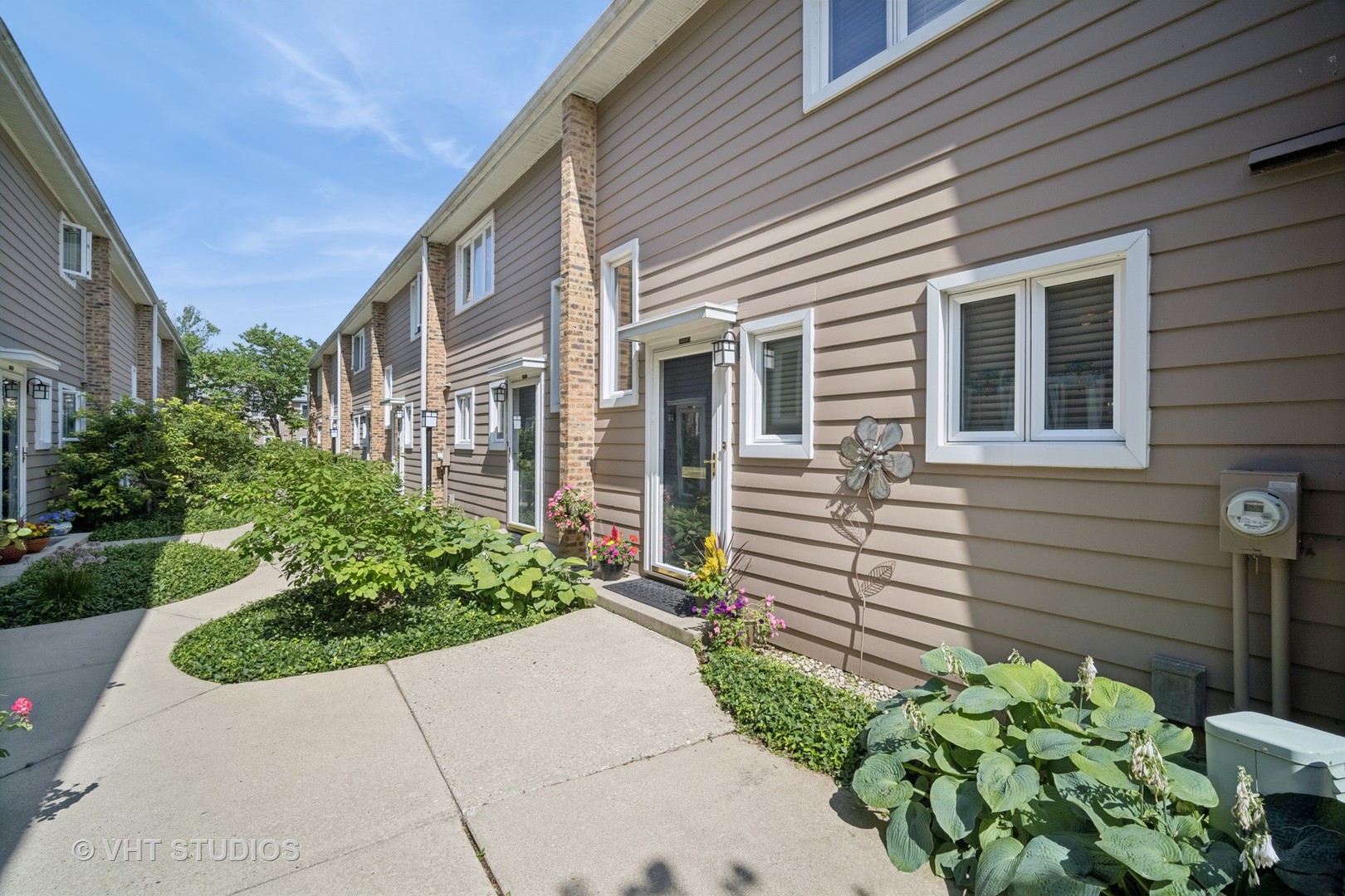 313 Hawthorn Avenue, Unit F Glencoe, IL 60022 - Photo 4 of 27 a view of a pathway with a house
