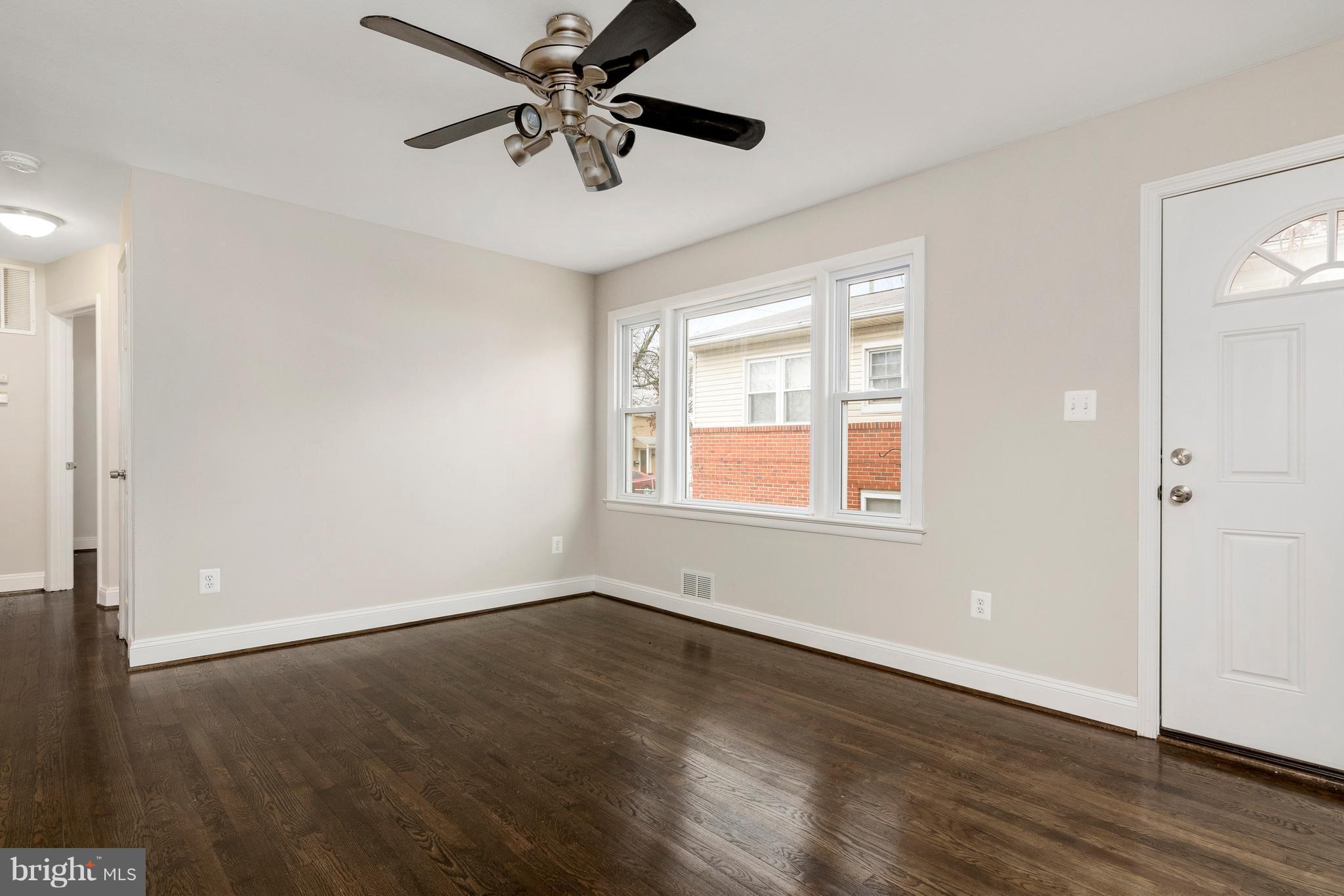 6111 Osborn Road Landover, MD 20785 - Photo 5 of 28 Living Room