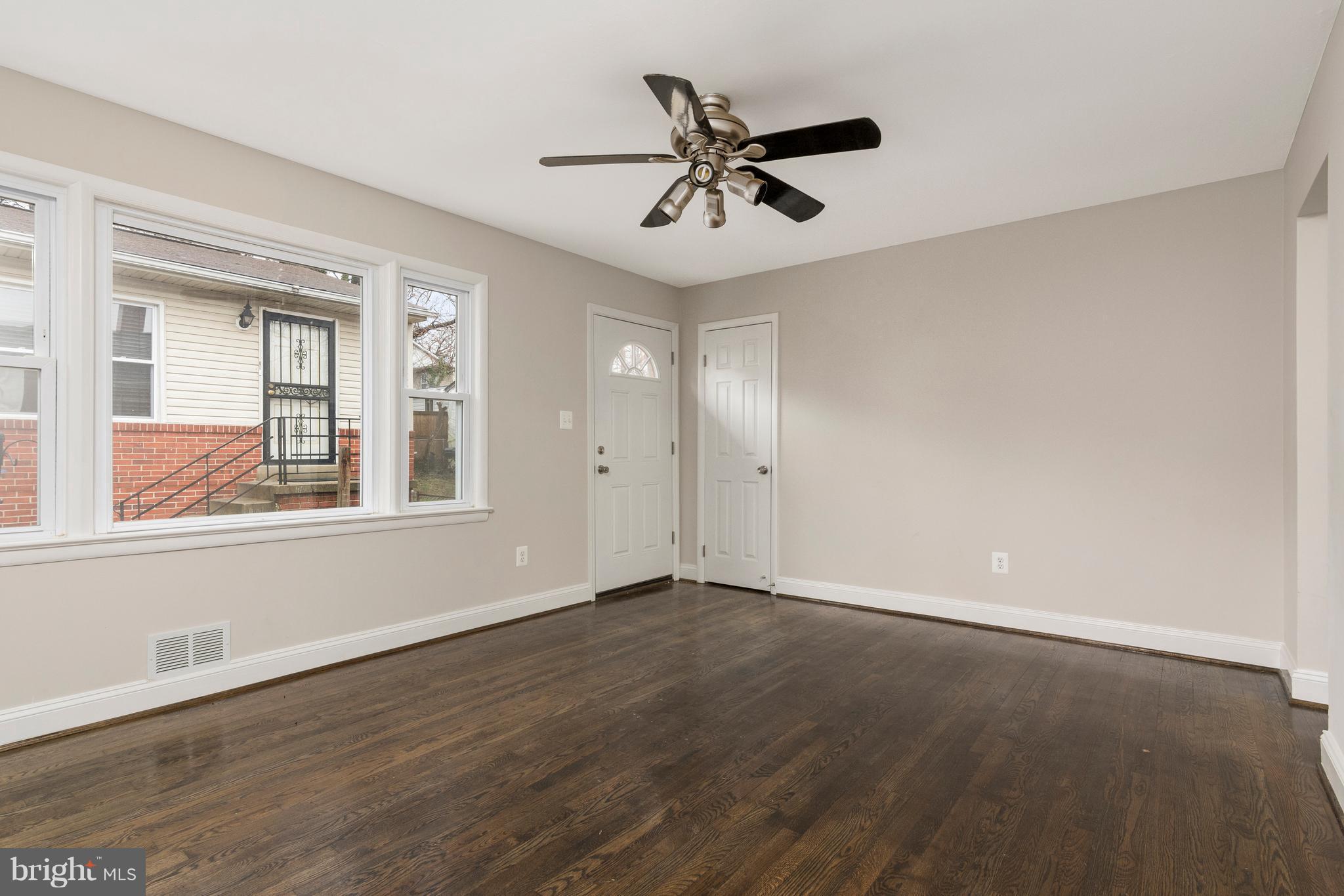 6111 Osborn Road Landover, MD 20785 - Photo 8 of 28 Living Room