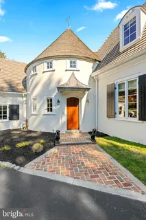 a view of house with a big yard