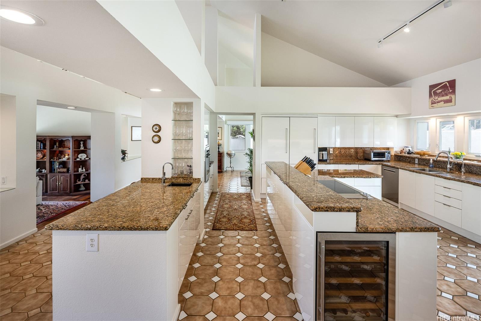 2039 Laukahi Street Honolulu, HI 96821 - Photo 8 of 25