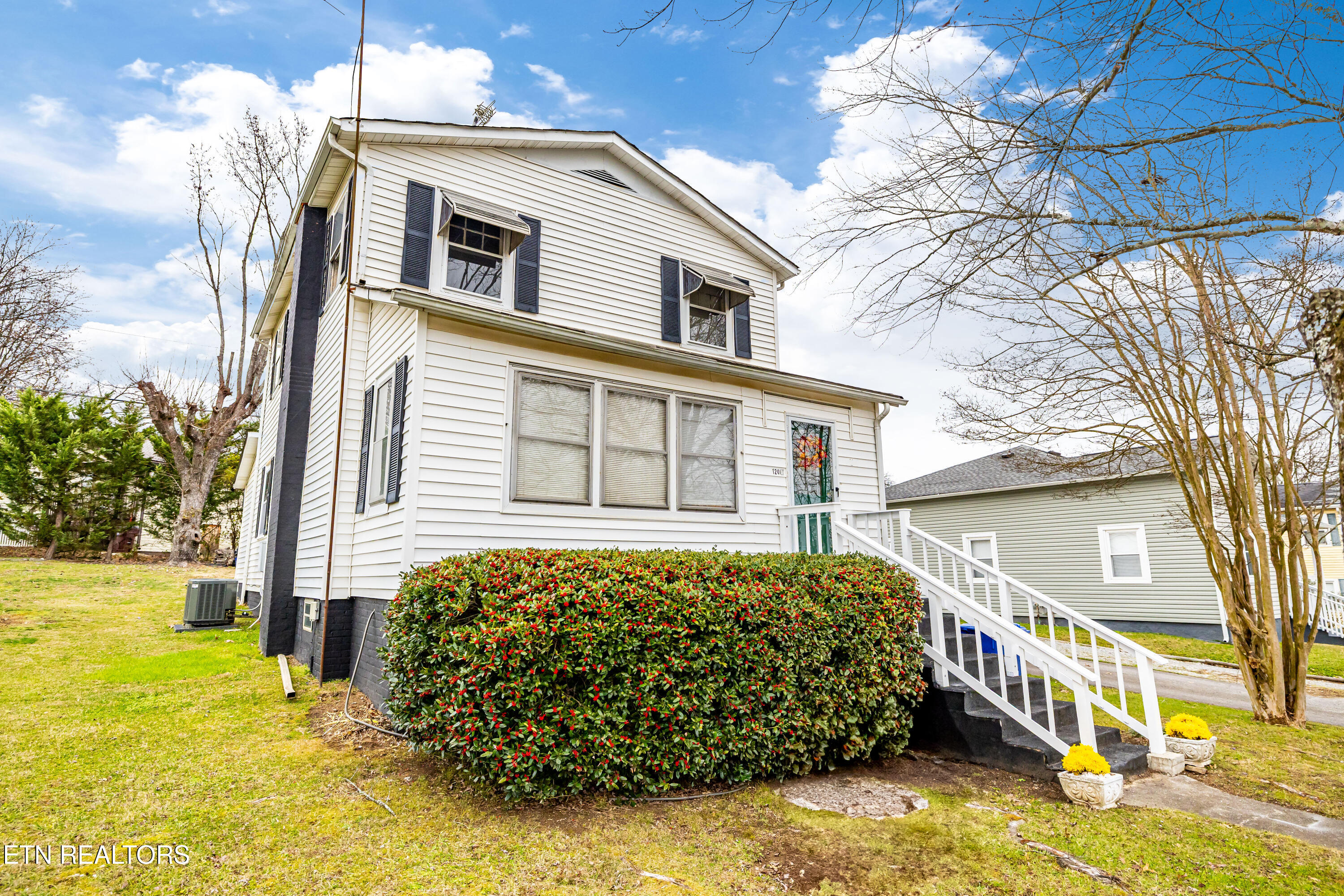 1240 North Wright Road Alcoa, TN 37701 - Photo 2 of 23 Front and Side of the Home