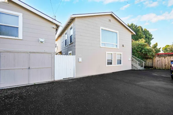 a view of a house with backyard