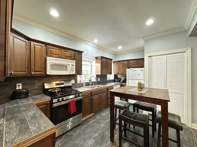 $2,300 | 6424 North Magnolia Avenue, Unit 1, Chicago, IL 60626