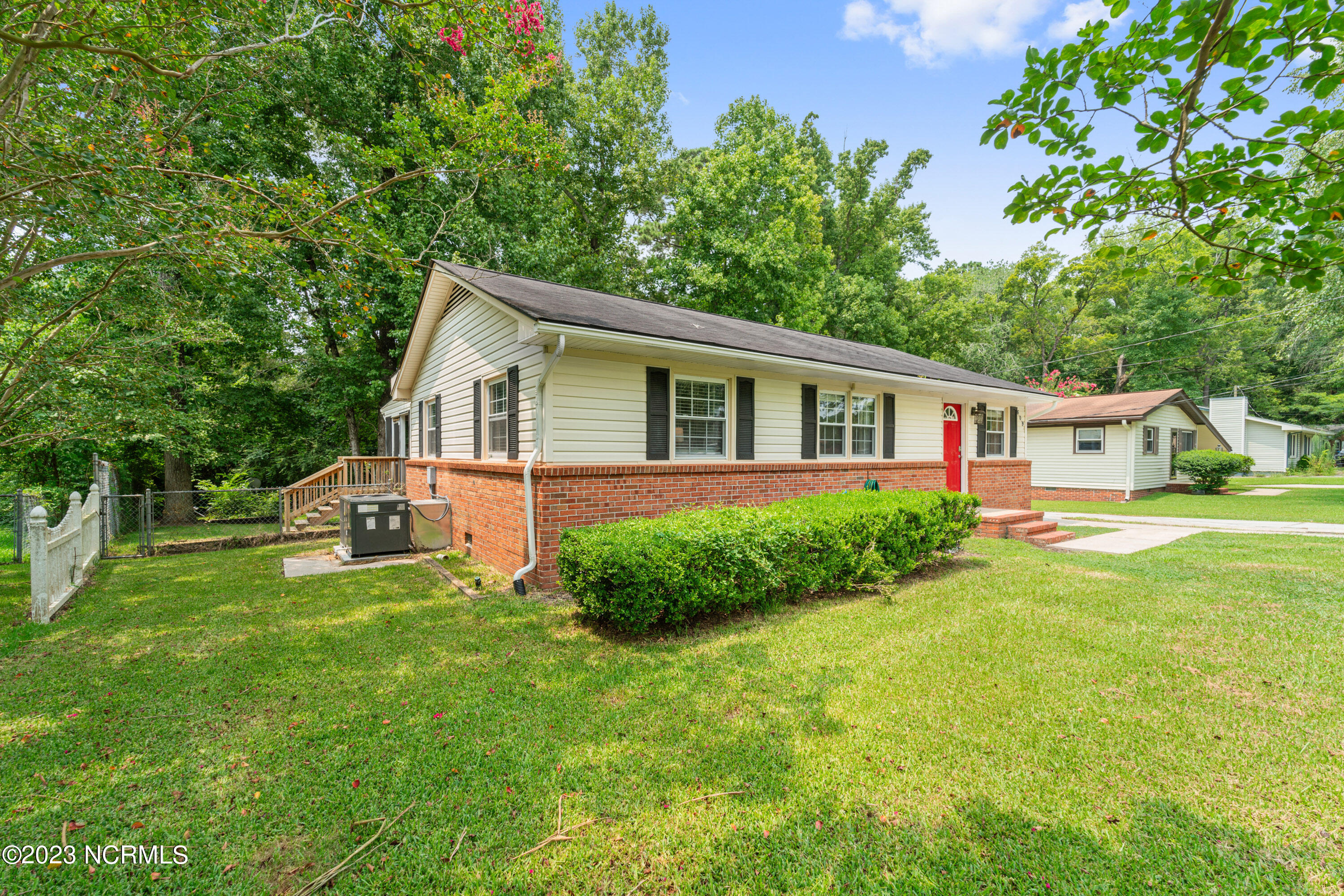 609 Dennis Road Jacksonville, NC 28546 - Photo 4 of 40 LEFT SIDE OF HOUSE