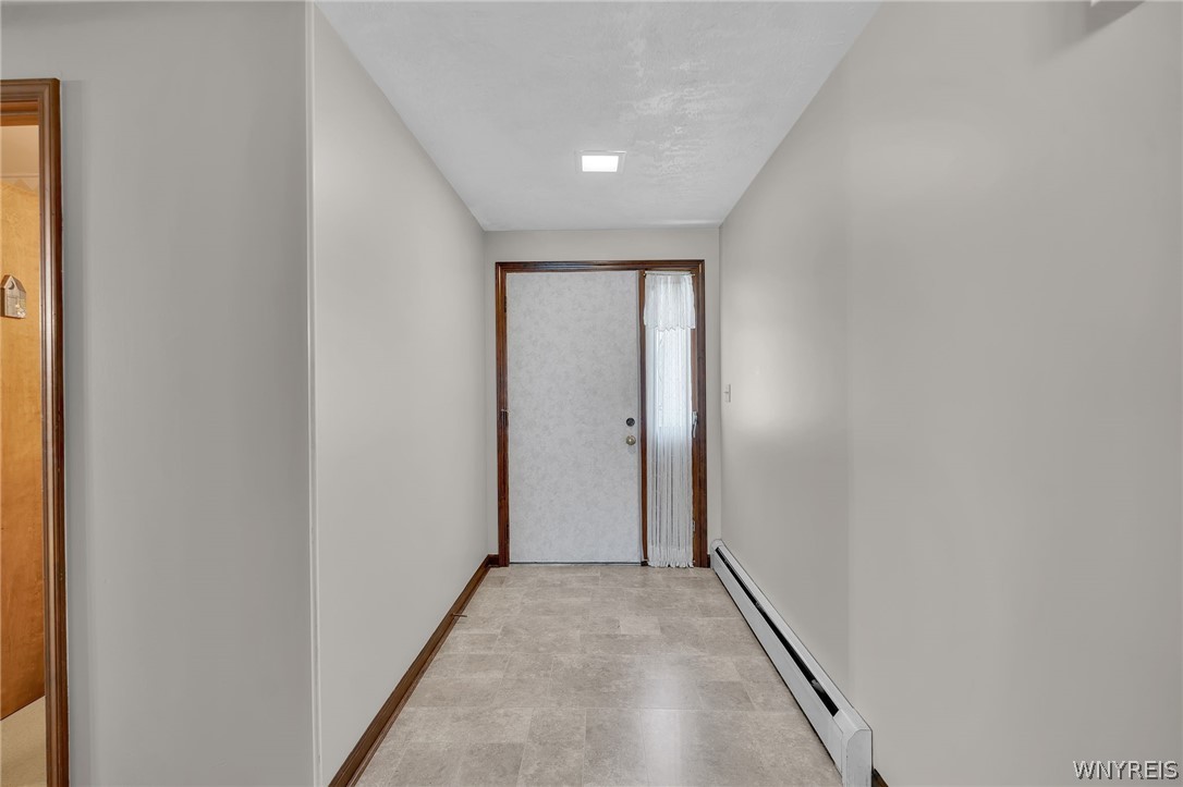 2579 Niagara Road Wheatfield, NY 14304 - Photo 2 of 30 Foyer