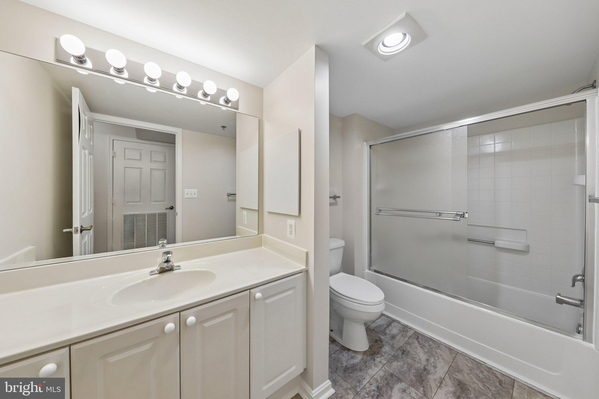 19385 Cypress Ridge Terrace, Unit 515 Leesburg, VA 20176 - Photo 8 of 58