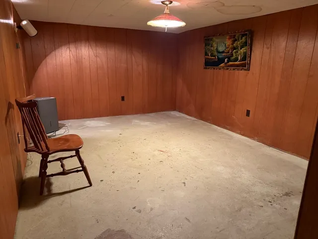 en empty room with windows and ceiling fan