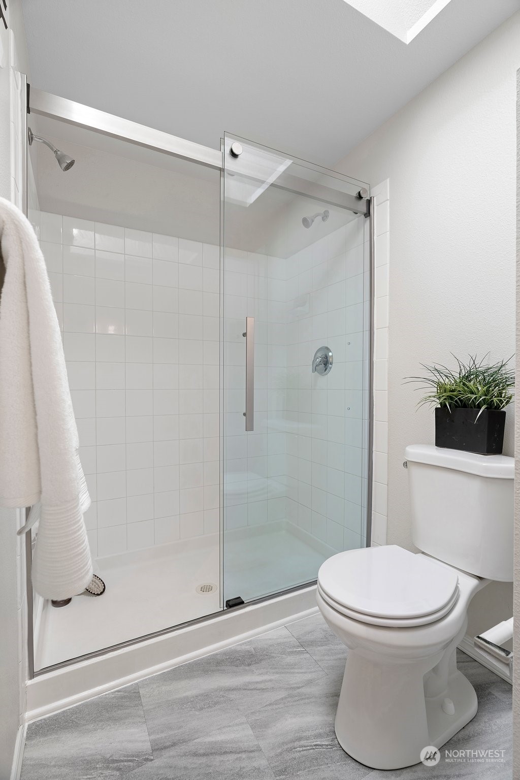 226 Whitman Place Northeast Renton, WA 98059 - Photo 18 of 26 a bathroom with a toilet and a shower