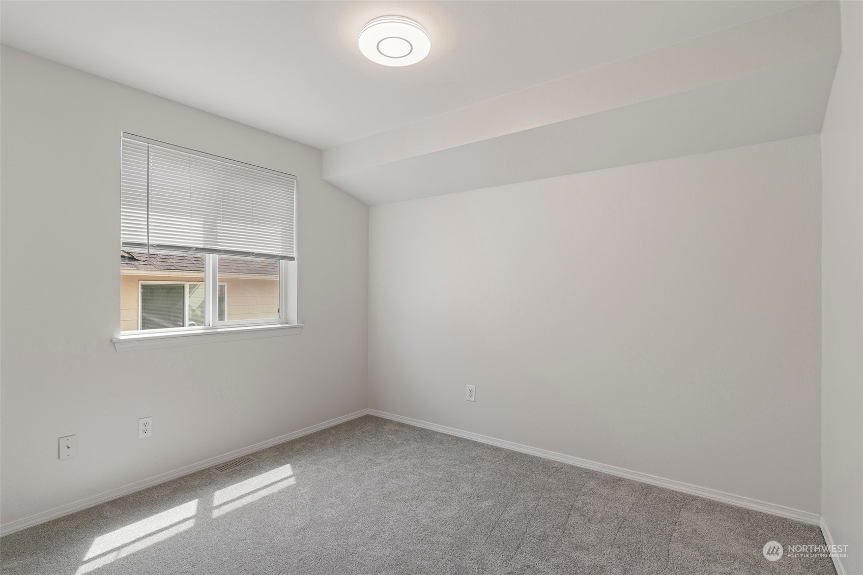 226 Whitman Place Northeast Renton, WA 98059 - Photo 20 of 26 an empty room with a window