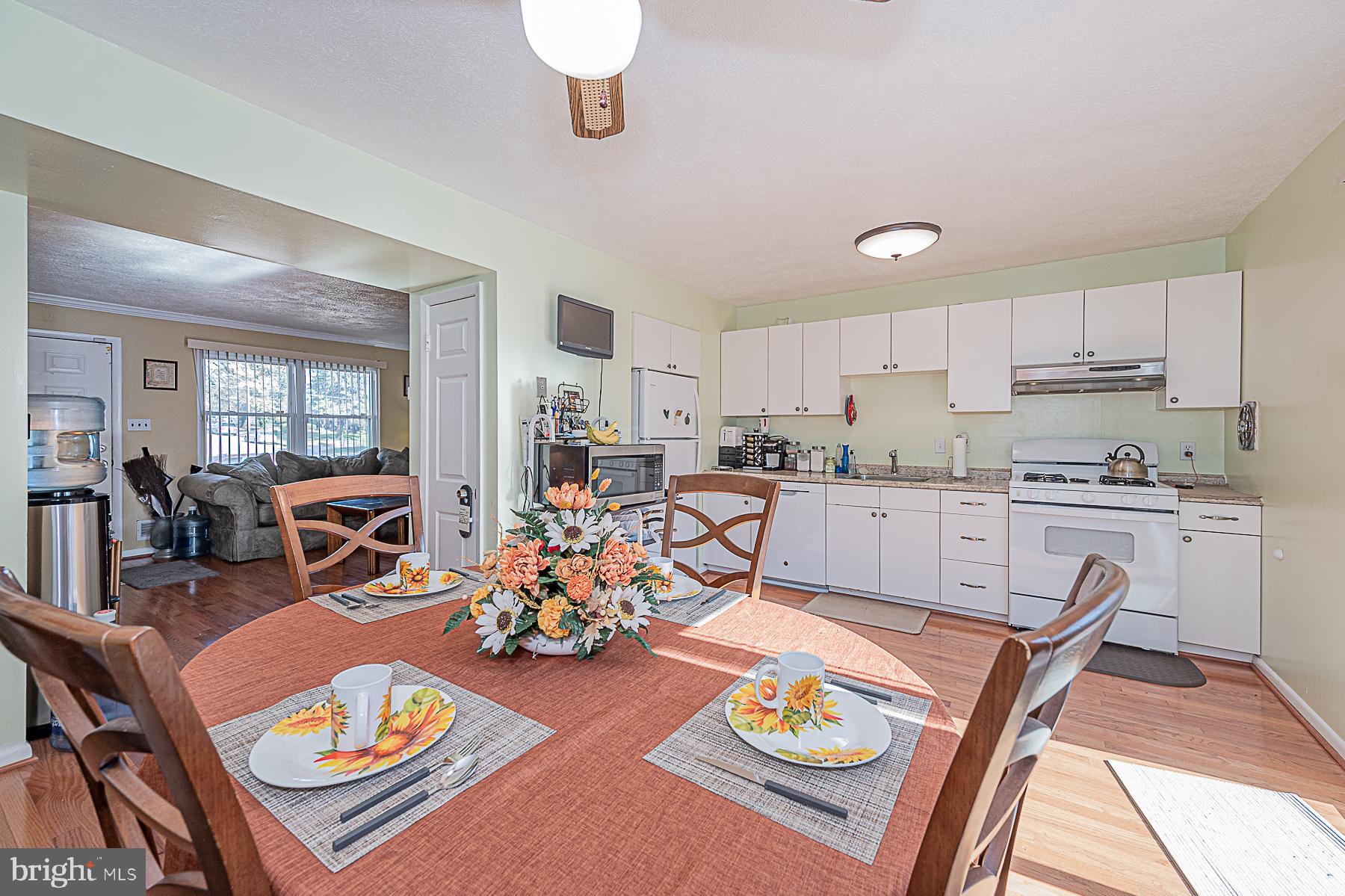 4837 Melbourne Road Baltimore, MD 21229 - Photo 12 of 29 Enjoy open dining with slider to HUGE DECK