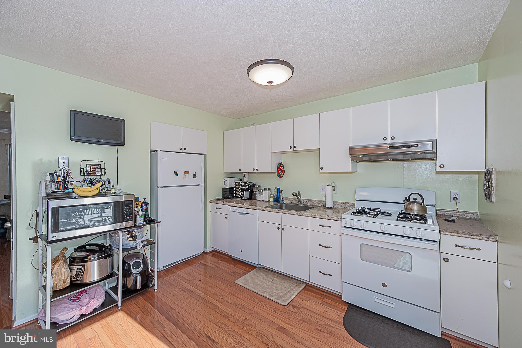 4837 Melbourne Road Baltimore, MD 21229 - Photo 14 of 29 Room and funcitional for entertaining