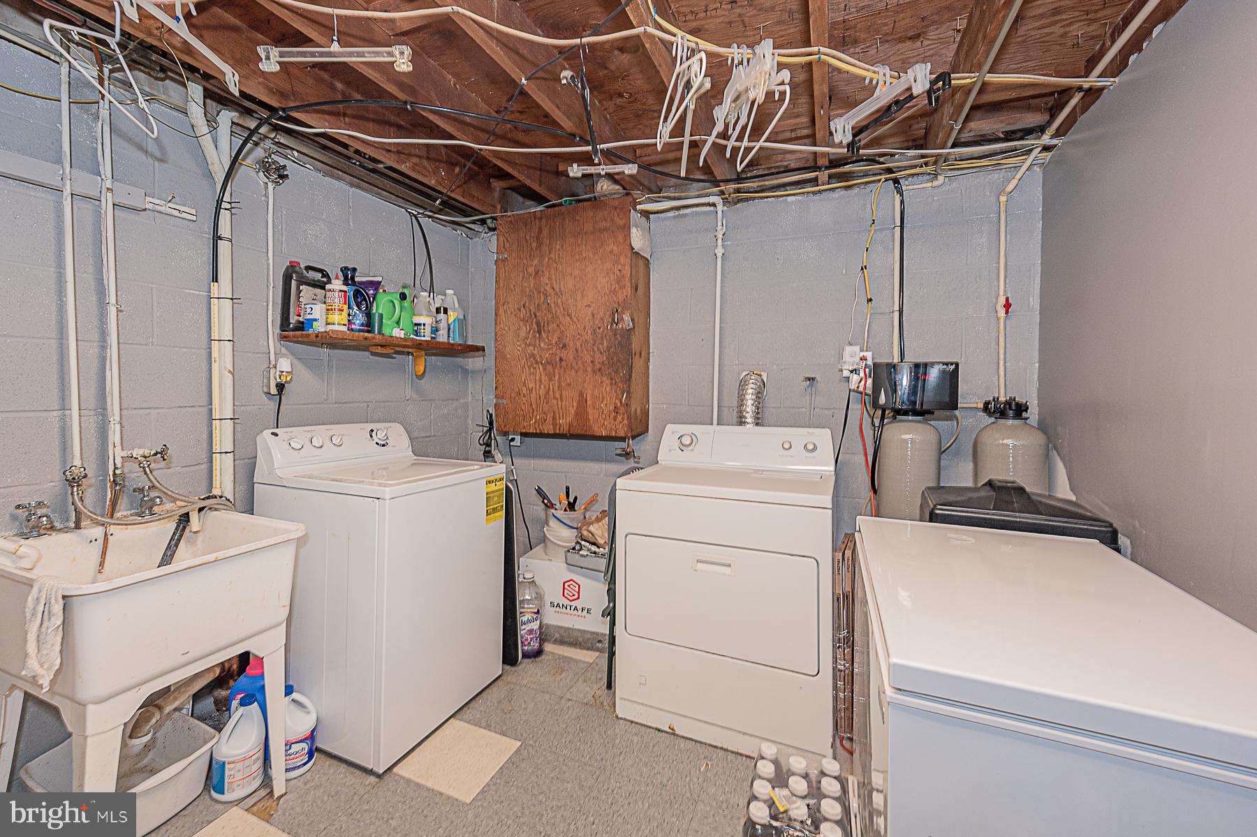 4837 Melbourne Road Baltimore, MD 21229 - Photo 20 of 29 Laundry on LL with Water Filtration System/Basin