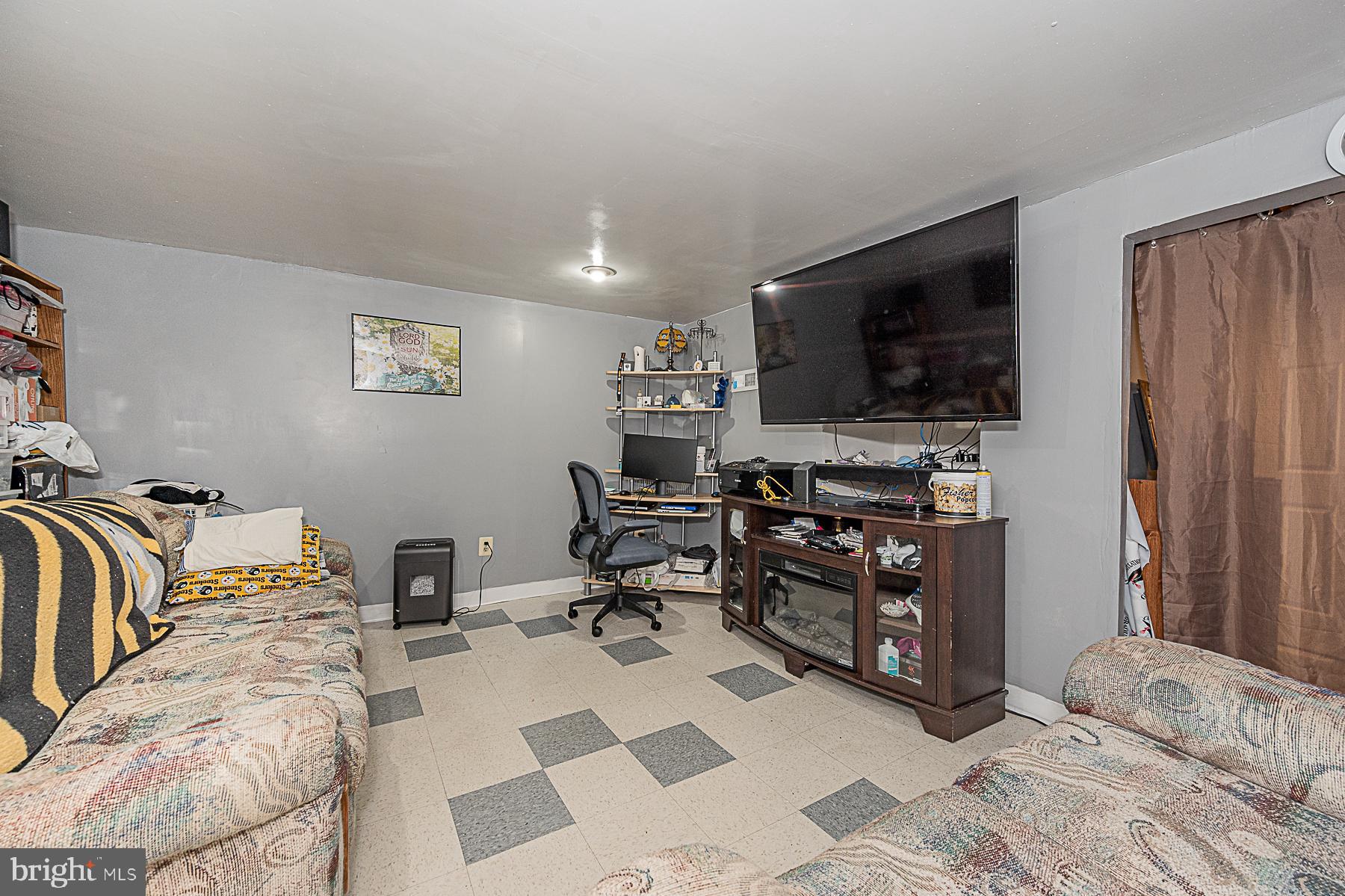 4837 Melbourne Road Baltimore, MD 21229 - Photo 22 of 29 Perfect area for Office/Entertainment