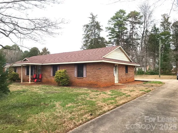 $1,050 | 2022 Oakdale Road, Charlotte, NC 28216