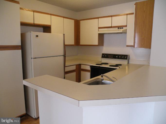 1514 B Summerchase Court, Unit B Reston, VA 20194 - Photo 22 of 25 Kitchen