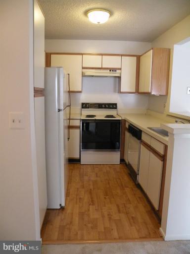 1514 B Summerchase Court, Unit B Reston, VA 20194 - Photo 4 of 25 Kitchen