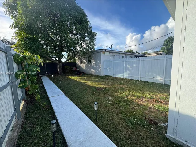 a view of a backyard