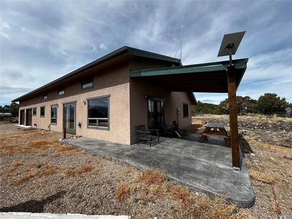 a view of a house with backyard