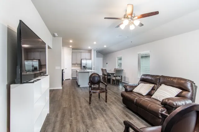 $1,750 | 11599 Lazy Oak Crk Drive, Magnolia, TX 77354